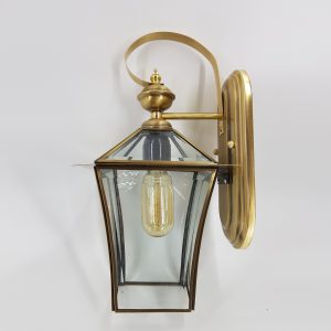 צמוד לקיר ״אנטיק״